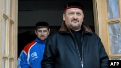 Ahmat (öňde) we Ramzan Kadyrowlar, 2004-nji ýylda.