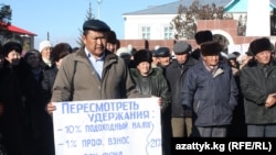 Архивден: жетиөгүздүк мугалимдердин наарызылык акциясынан бир көрүнүш, 13-декабрь, 2010-жыл
