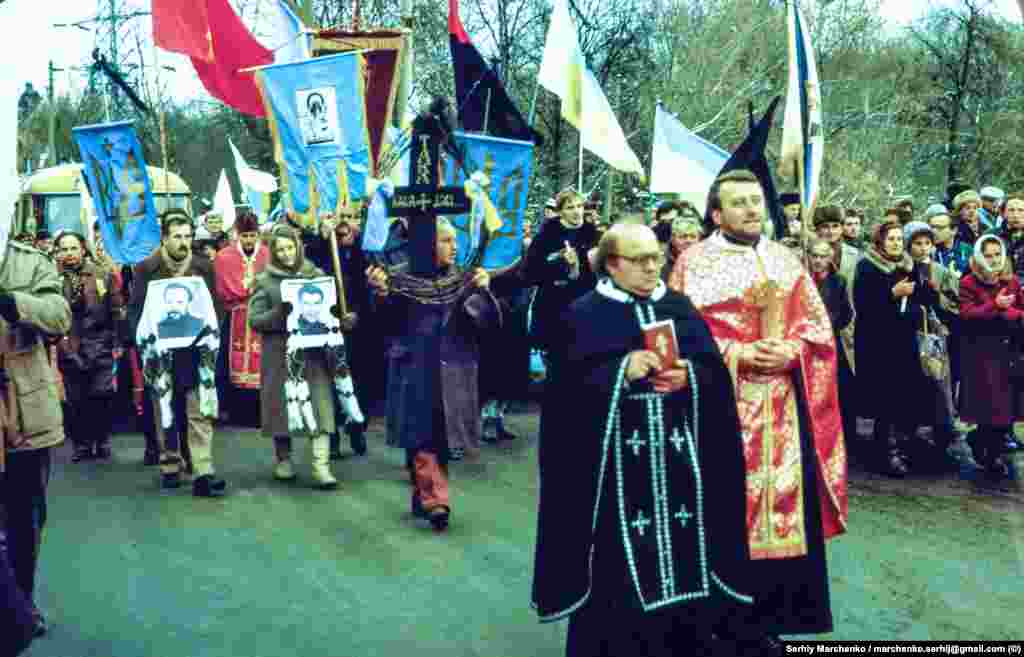 На передньому плані в окулярах – священник УГКЦ Ярослав Лесів