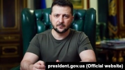 За словами Володимира Зеленського, протягом тижня, що починається, російські війська посилять агресію на сході України, «можуть використовувати проти нас іще більше ракет, іще більше авіабомб»