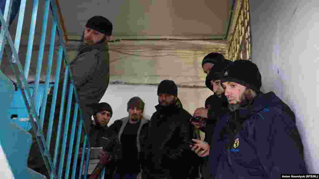 У цей час в квартирі Курбедінова мамі Курбедінова стало зле. Їй викликали швидку, лікар сказав, що «стан нормальний»