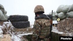 Армянский военнослужащий на границе с Азербайджаном (архив)