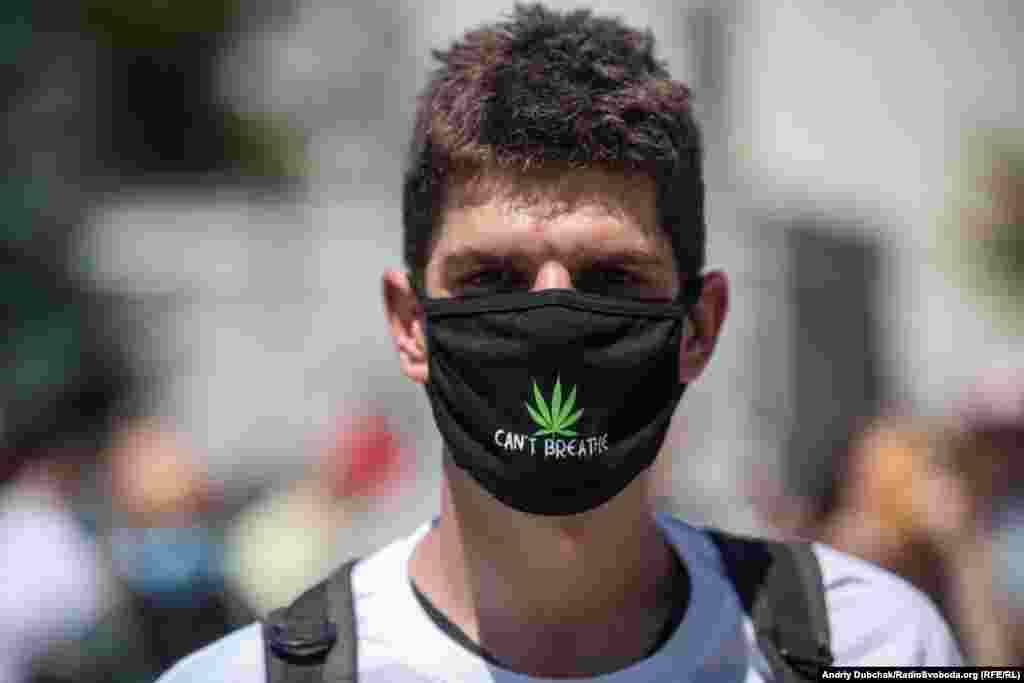 «Конопляна» маска одного з учасників мітингу