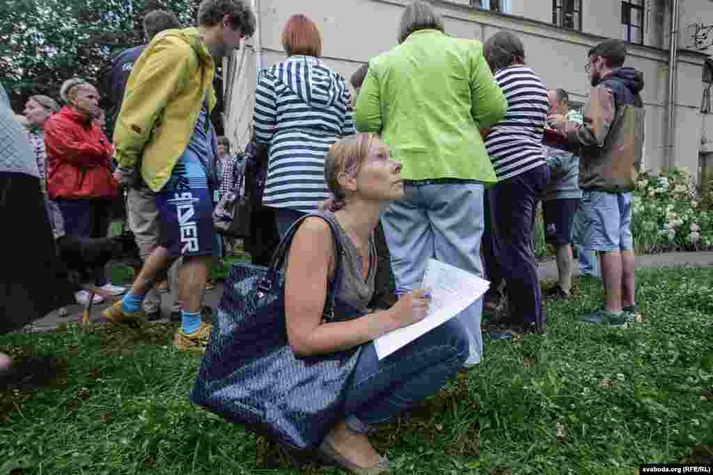 «Зьвярніце ўвагу. Там (у ПДП) дзіцячыя садкі намаляваныя і выходзяць на гандлёвую вуліцу. Гэта проста сьмешна! Ня будзе там ніякіх садкоў, нічога ня будзе», — людзі падазраюць, што падчас грамадзкага абмеркаваньня зь іх толькі выцягваюць згоду на знос пад праект, які, на іх думку, зроблены з памылкамі і яшчэ ня мае інвэстара.