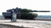 Олаф Шольц виступає з промовою біля танка Leopard 2, жовтень 2022 року