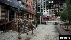 Поліцейські, які займаються евакуацією цивільних, у Покровську на Донеччині, травень 2025 року