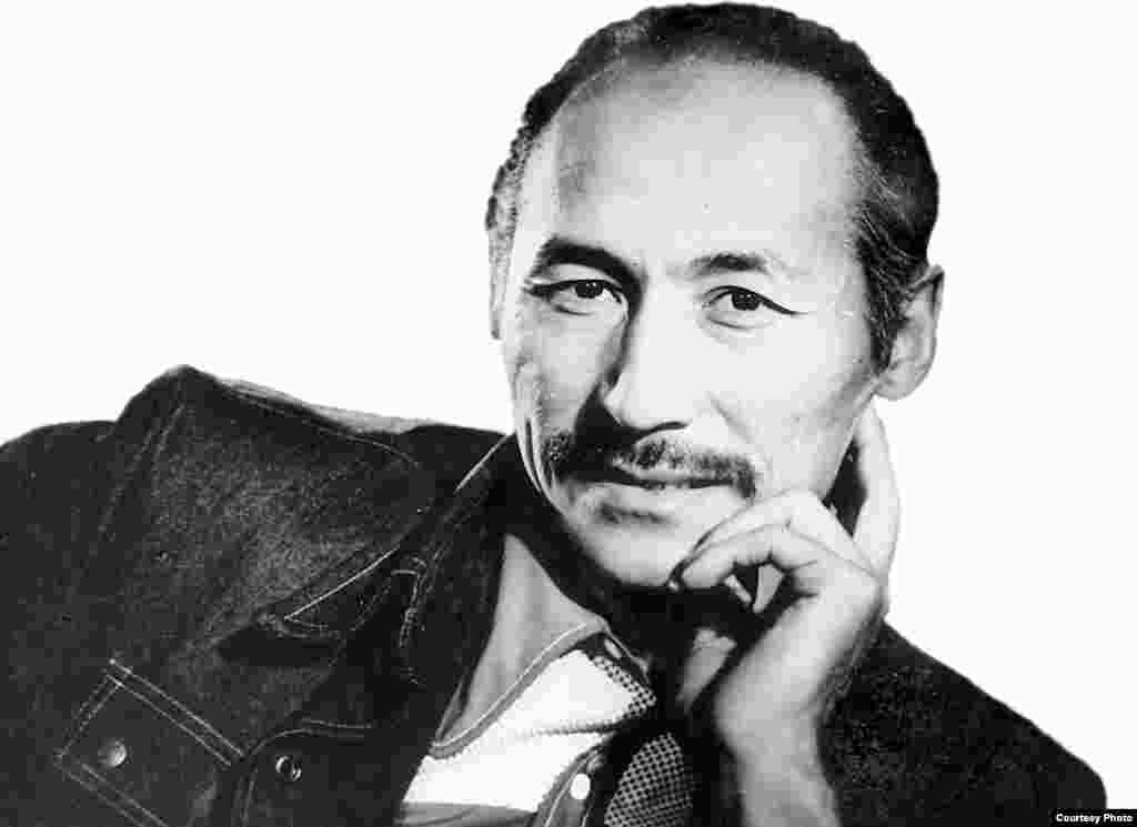 Впервые Чокморов снялся в 1968 году в фильме Болота Шамшиева «Выстрел на перевале Караш». Он исполнил главную мужскую роль в кинокартине. Несмотря на то, что до этого не снимался в кино, Чокморов виртуозно справился с ролью. 