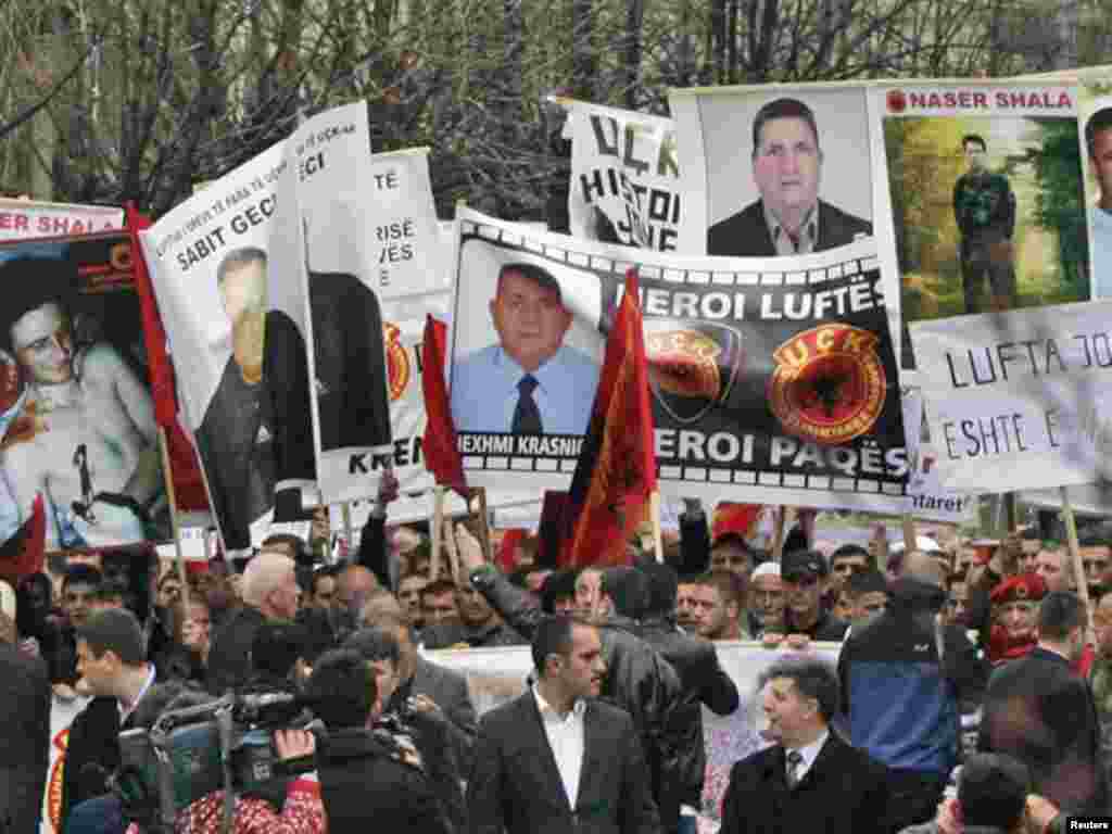 Kosovo - Protesti bivših pripadnika Oslobodilačke vojske Kosova i drugih građana zbog hapšenja nekoliko veterana OVK, optuženih za ratne zločine, Priština, 29.03.2011. Foto: Reuters / Hazir Reka