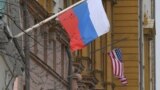 ABŞ-nyň Moskwadaky ilçihanasynda oturdylan rus we amerikan baýdaklary. Arhiw suraty. 15-nji aprel, 2021 ý. 