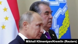 Президент Таджикистана Эмомали Рахмон с российским лидером Владимиром Путиным