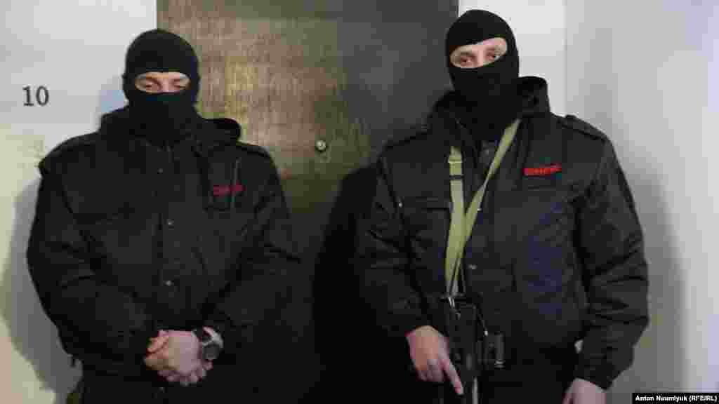 Як повідомив у Фейсбуці кримчанин Осман Аріфм, до помешкання кримського адвоката прибули «люди з автоматами в масках без розпізнавальних знаків»