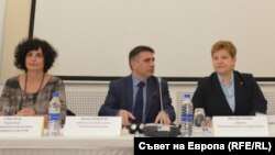 Клер Оуви (вляво), Данаил Кирилов и директорът на Националния институт на правосъдието Миглена Тачева по време на двудневната кръгла маса в София миналата седмица.