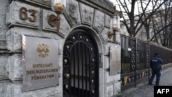 За даними слідства, від травня 2023 року затриманий багаторазово за власним бажанням звертався до російського консульства в Бонні та посольства Росії у Берліні