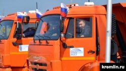 Rus prezidenti Wladimir Putin Kerç köprüsiniň açylyş dabarasynda "Kamaza" "atlandy". Arhiw suraty