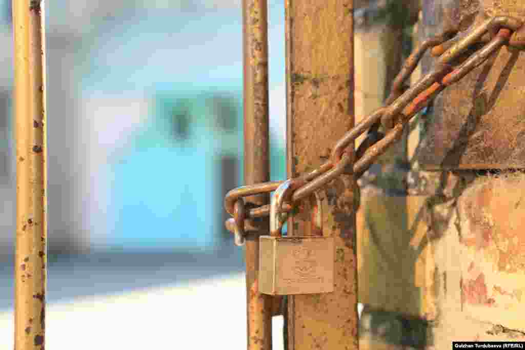 Бишкектеги мечиттердин биринин жабык дарбазасы. 