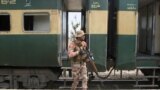 Pakistan goşunynyň esgeri 12-nji martda Bulujystanyň Muşkaf demir ýol menzilinde halas ediş otlusynyň ýanynda dur.