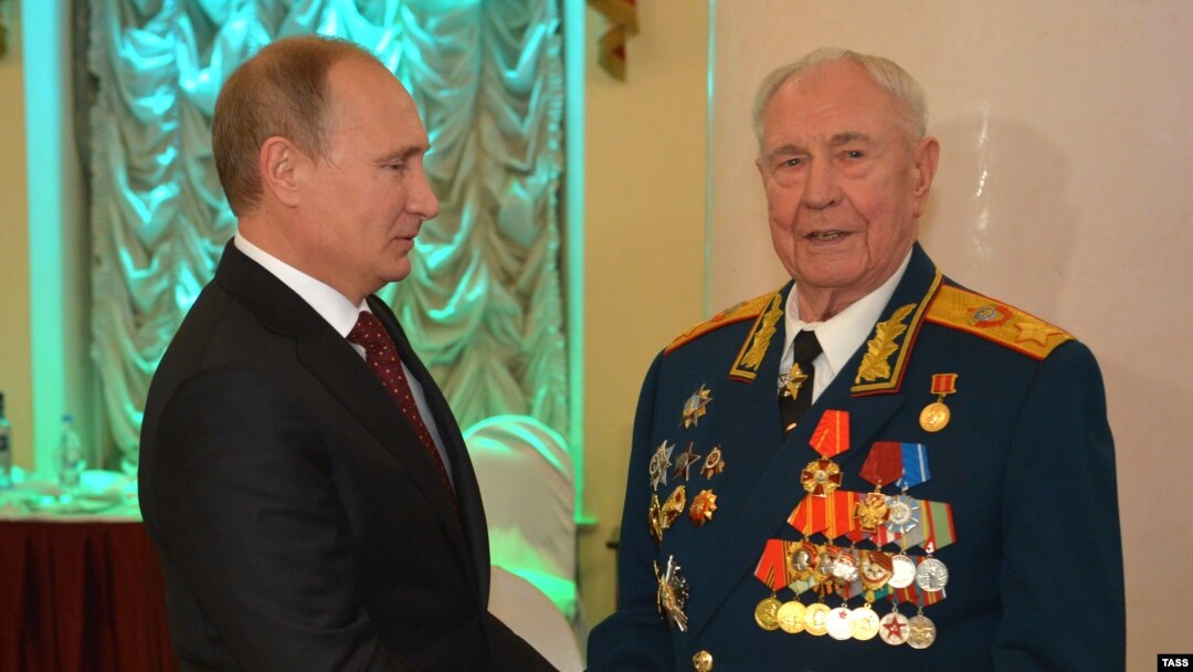 Президентът Путин поздравява Дмитрий Язов с 90-ата му годишнина.