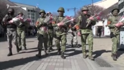 У балаклавах і з квітами: «зелені чоловічки» знову на вулицях Сімферополя (відео)