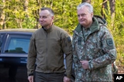 Президент Польщі Анджей Дуда і президент Литви Гітанас Науседа під час литовсько-польських військових навчань Brave Griffin 24/II. Дірмішкес, Литва. 26 квітня 2024 року