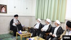 هر سه مرجعی تقلیدی که آيت‌الله خامنه‌ای در سفر به قم با آنها دیدار کرده است، از جمله آیت‌الله نوری همدانی (نفر دوم از چپ)، پیشتر با حضور در محل سکونت وی در قم با وی دیدار داشتند
