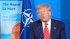 Президент США Дональд Трамп спілкується з журналістами на саміті НАТО в Гаазі 