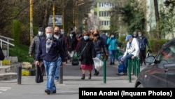 Un fenomen care a luat amploare în ultimii ani: zeci sau chiar sute de oameni au buletin pe aceeași adresă. Locuințele nu depășesc, de regulă, 40 sau 50 mp. Cei mai mulți nu locuiesc acolo. Proiectul prin care MAI vrea să limiteze fenomenul este însă unul controversat. 