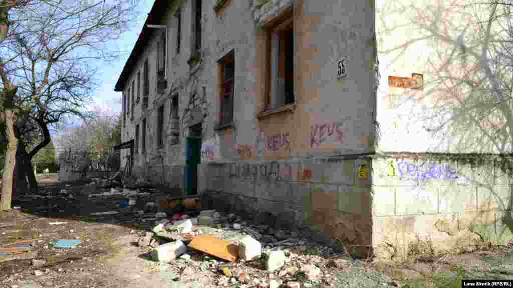 Так виглядає територія біля будинку з боку під'їздів