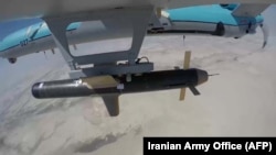 Fotografija koju je prosledila iranska vojska prikazuje iranski dron Simorgh koji nosi oružje tokom vojne vežbe u septembru 2020. u Persijskom zalivu, blizu strateški važnog Ormuskog moreuza na jugu Irana.