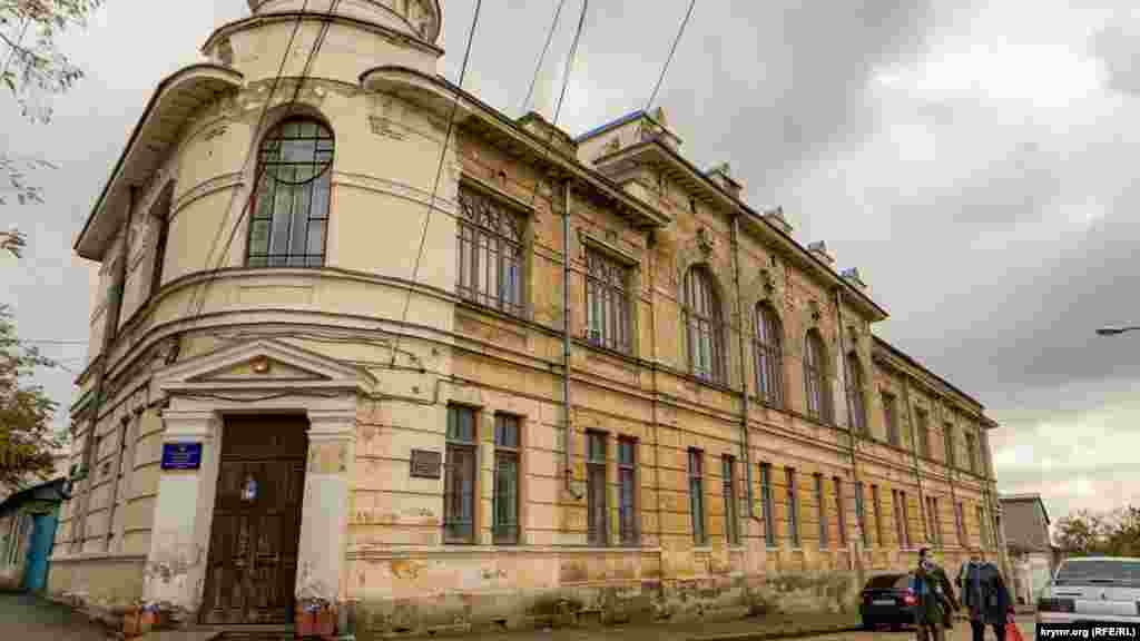 Будівля талмуд-тори – єврейського громадського училища на нинішній вулиці Студентській та Курчатова. Зараз у будівлі розміщується факультет фізичної культури Таврійської академії російського КФУ імені Володимира Вернадського. Під час окупації Криму нацистами на подвір'ї будівлі був збірний пункт євреїв, кримчаків та ромів, звідки їх відвозили на страту. На згадку про цю подію в 2009 році на будівлі було встановлено пам'ятну дошку. Указом Міністерства культури України від 24 вересня 2008 року будівля набула статусу пам'ятника архітектури та містобудування і була включена до списку пам'яток культурної спадщини України місцевого значення