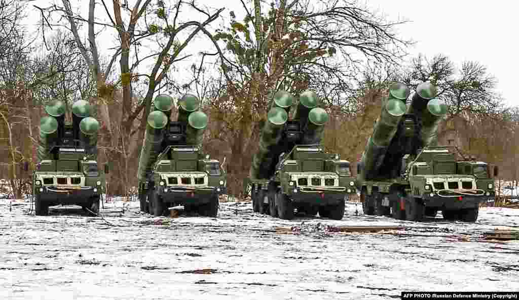 Ракети С-400 під час спільних навчань російських та білоруських сил у Білорусі за кілька днів до початку масштабного вторгнення Росії до України в лютому 2022 року. Повідомляється, що під час війни проти України російські літаки А-50 використовувалися для наведення надводних ракет на повітряні цілі. У жовтні 2023 року Кремль стверджував, що нібито &laquo;24 українські бойові літаки&raquo; були збиті за п&rsquo;ять днів екіпажами ракет С-400 за допомогою інформації про ціль в режимі реального часу, надісланої з літака А-50. У цій неперевіреній заяві не уточнювалося, чи до вказаної цифри зараховані також дрони &nbsp;