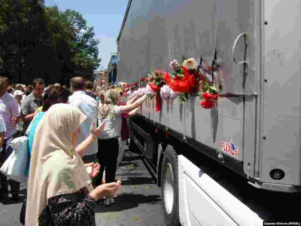 BiH - Posmrtni ostaci 600 identificiranih žrtava masakra u Srebrenici preveženi su iz Visokog u Srebrenicu, Sarajevu, 09.07.2011. Foto: RSE / Midhat Poturović