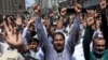 İsrailin İrana zərbə endirməsindən sonra Kəraçidə pakistanlı şiə müsəlmanlar İsrail əleyhinə şüarlar səsləndirirlər.