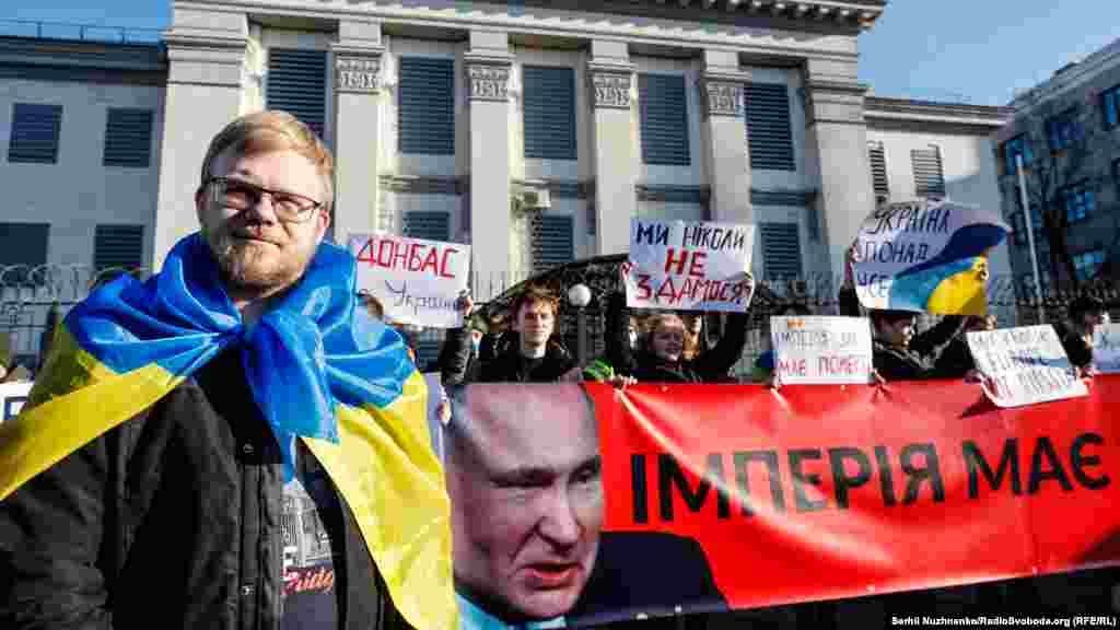 Організатори акції в анонсі заходу заявили, що «посольство – це недолік та будівля «імперії зла»...