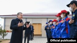 Шавкат Мирзиёев жаштар менен.