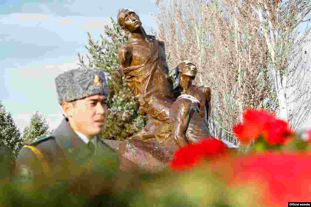 Кыргыз интеллигенциясынын 1938-жылы атылган 137 өкүлүнүн сөөгү 1991-жылы Бишкектин тоо тарабындагы Чоң-Таш деген жерден табылып, кайра жерге берилүү менен бул жерге "Ата-Бейит" деген ат берилген.