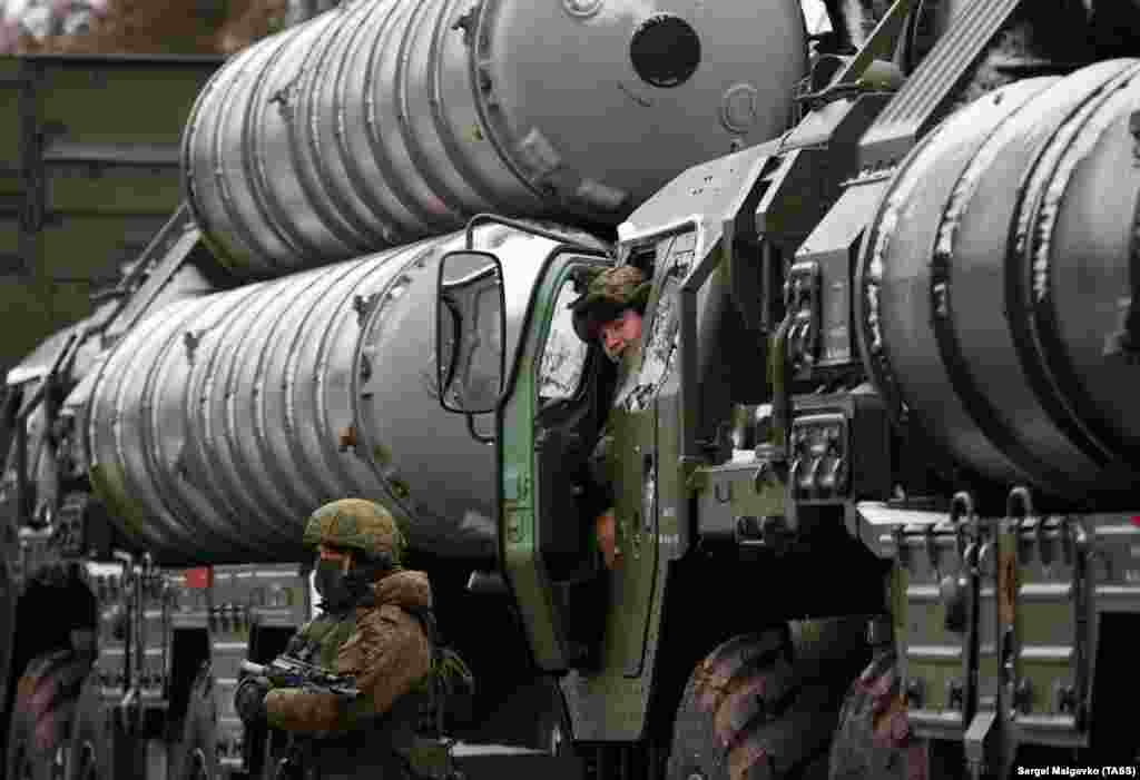 Російська ракетна система «земля-повітря» С-400 під час розгортання біля міста Джанкой (12 кілометрів від адміністративного кордону між материковою частиною України і українським Кримом, який окупувала Росія), 29 листопада 2018 року