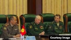 Орусиянын генерал-лейтенанты Ярослав Москалик (оңдо отурат) 