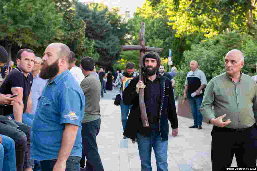 Еще один популярный атрибут акции – крест