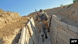 Արցախի ՊԲ զինծառայողը մարտական հերթապահության ժամանակ, արխիվ