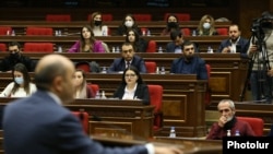«Լուսավոր Հայաստան» խմբակցության ղեկավար Էդմոն Մարուքյանը ելույթ է ունենում խորհրդարանական լսումների ժամանակ։