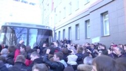 Росія: у Москві протестувальники намагалися відбити автозак з Навальним (відео)