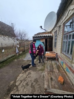 Волонтеры "Артака" помогают людям, которые покидают прифронтовые территории