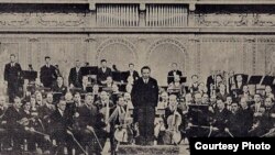 Licitația George Enescu a avut loc pe 22 septembrie. Comisia specială a dispus abia o săptămână mai târziu clasarea bunurilor, care permitea statului cumpărarea cu prioritate. (În imagine: George Enescu și orchestra Radio România în anii '30, București)