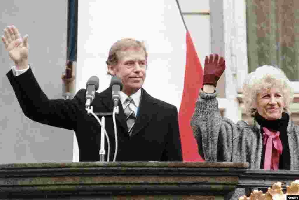 1989-njy ýylyň 29-njy dekabrynda Waslaw Hawel Çehoslowakiýanyň täze prezidenti bolup saýlanmagynyň yzýany öz aýaly Olga bilen Praga köşgünde raýatlar bilen duşuşýarlar. 
