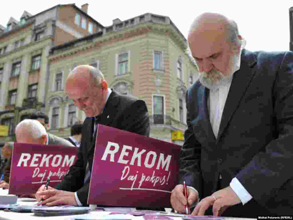 BiH - ¨Milijun potpisa za REKOM¨, velika regionalna kampanja održana u BiH, Sloveniji, Hrvatskoj, Srbiji, Crnoj Gori, Kosovu i Makedoniji, Sarajevo, 26.04.2011. Foto: RSE / Midhat Poturović