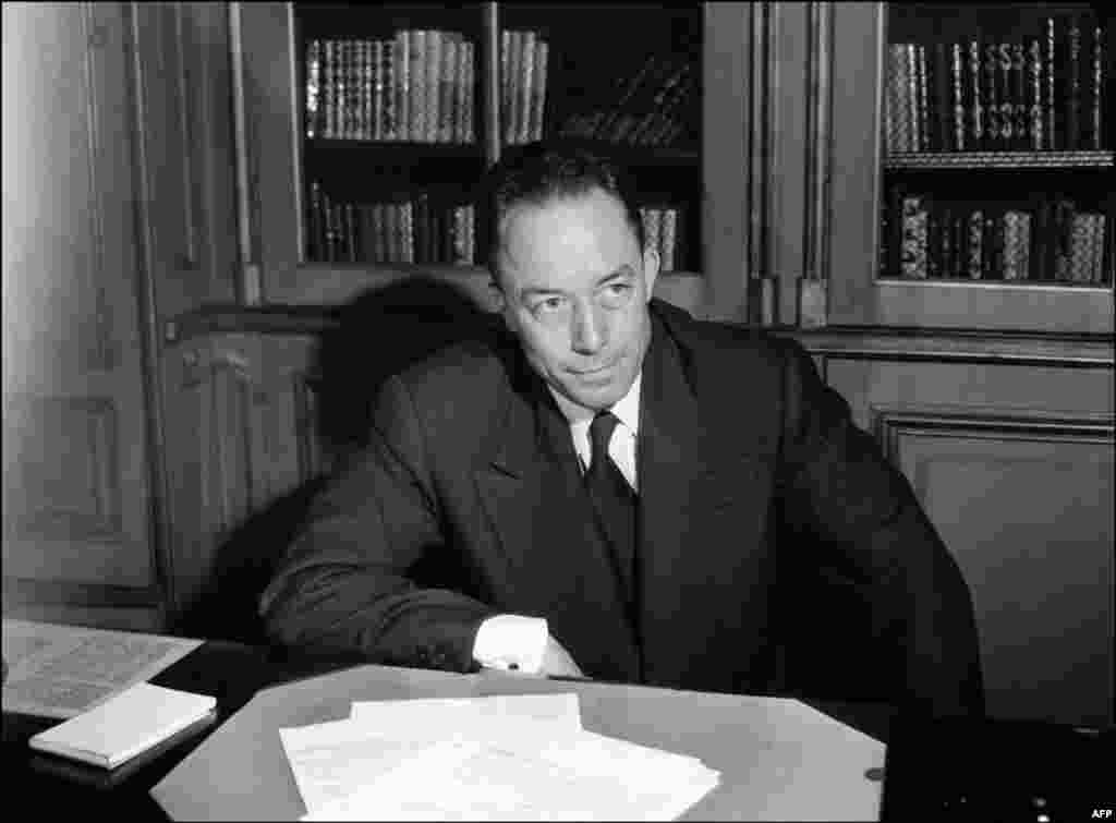 پس از اعلام نام آلبر کامو به عنوان برنده جایزه نوبل ادبیات، وی در روز ۱۷ اکتبر ۱۹۵۷ مقابل دوربین عکاسان ژست می‌گیرد.