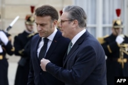 Президент Франції Емманюель Макрон вітає прем'єр-міністра Великої Британії Кіра Стармера в Парижі 17 лютого 2025 року