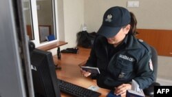 Марзбони лаҳистонӣ ҳангоми тафтиши шиноснома дар марз бо Украина.