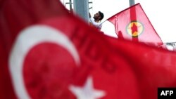 پرچم حزب کارگران کردستان (پ.ک.ک) و پرچم ترکیه در جریان تبلیغات انتخاباتی در استانبول