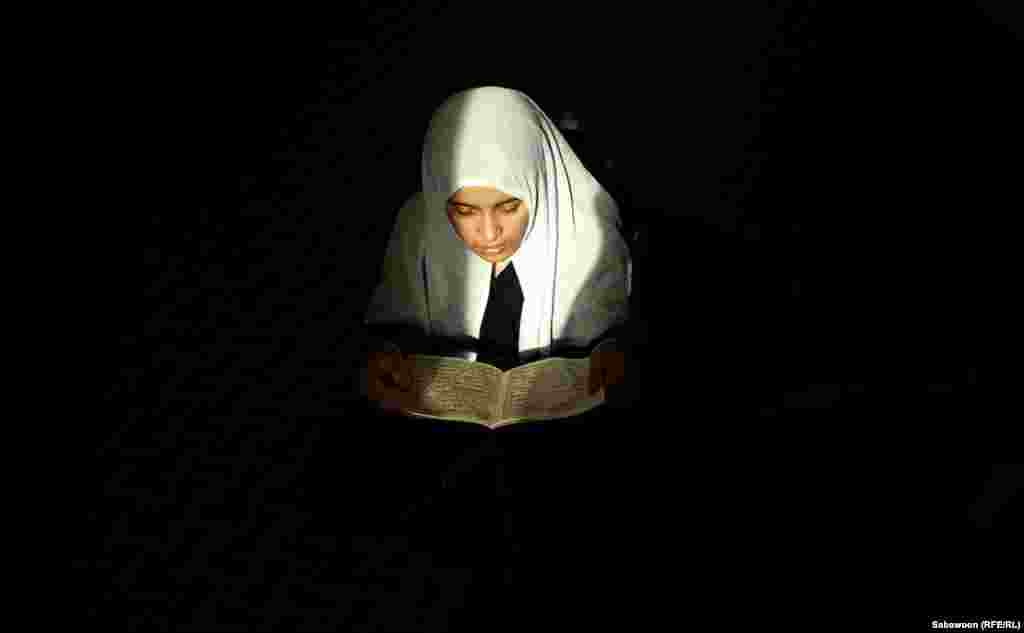 14-летняя Шакила чиатет Коран в мечети в Кабуле. В будущем хочет стать учительницей.